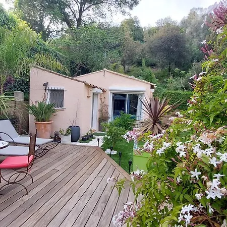 Dans Un Jardin Bb Et Jacuzzi Bed & Breakfast *